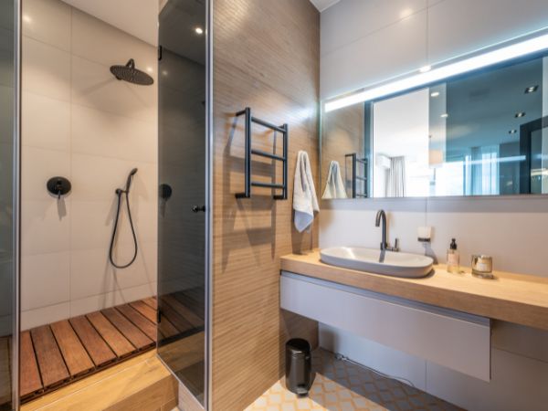 Luksusowe wyposażenie łazienki - Zestaw mebli z designerską umywalką, który oczaruje Twoje zmysły