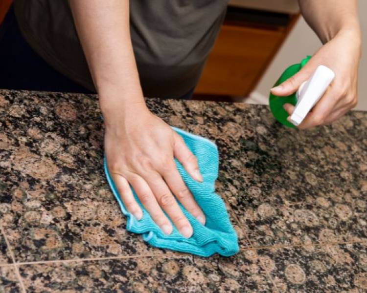 Jak dbać i czyścić kamień dekoracyjny – praktyczne porady