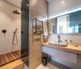 Luksusowe wyposażenie łazienki - Zestaw mebli z designerską umywalką, który oczaruje Twoje zmysły
